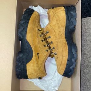 Nike Lahar low size 12 wheat